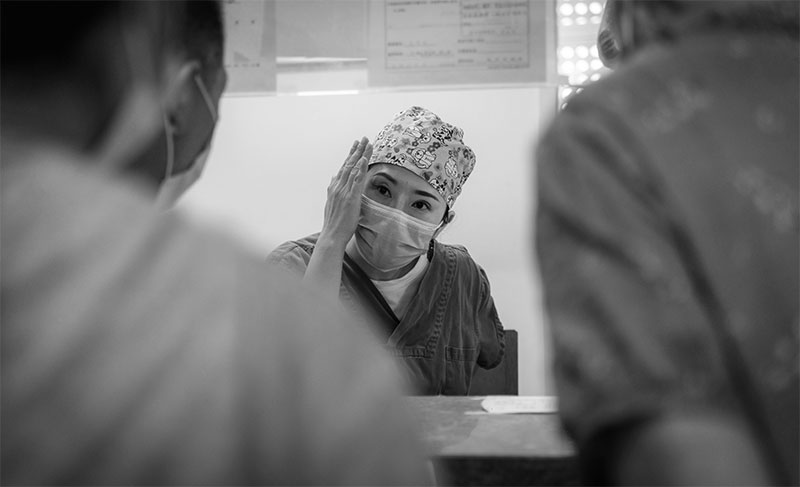 Nurse in the reception area speaking with 2 other nurses